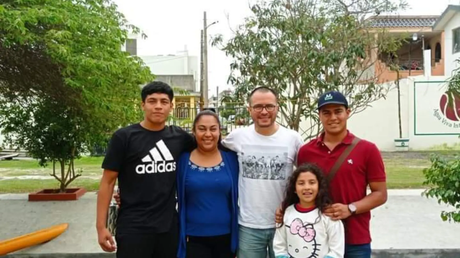 Gael Casanova Ruiz junto a su familia